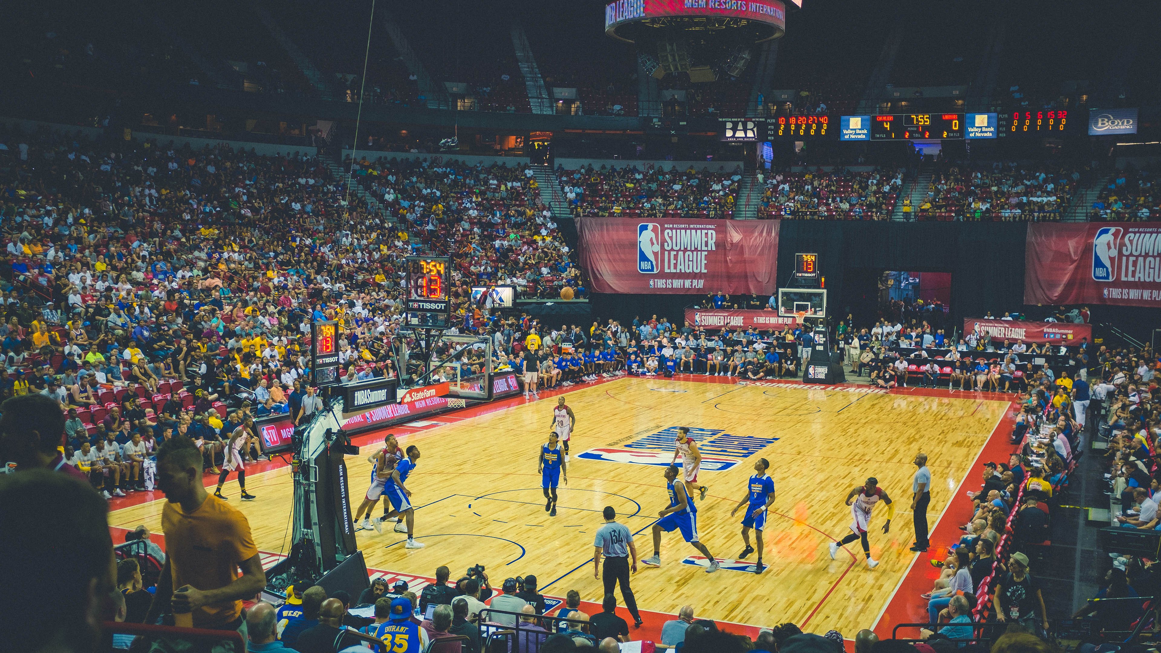 唐纳德·高尔快速突破，给袋鼠队带来致命进攻机会，唐纳德高德纳