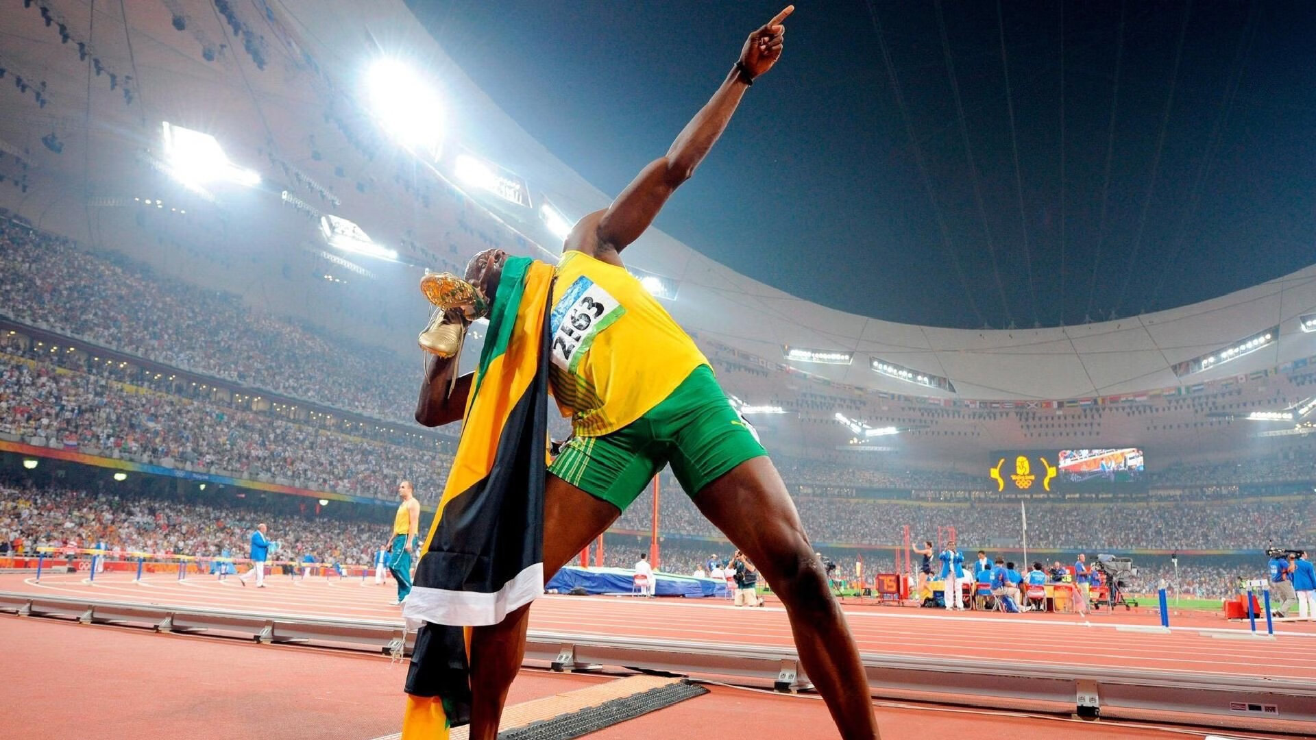 成年人足球联赛激战正酣，全民运动热潮，成人足球标准尺寸